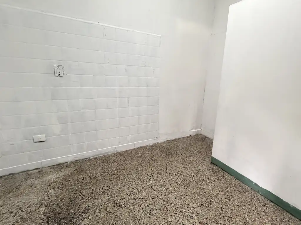 Foto de LOCAL COMERCIAL A UNA CUADRA RUTA 8, imagen 3