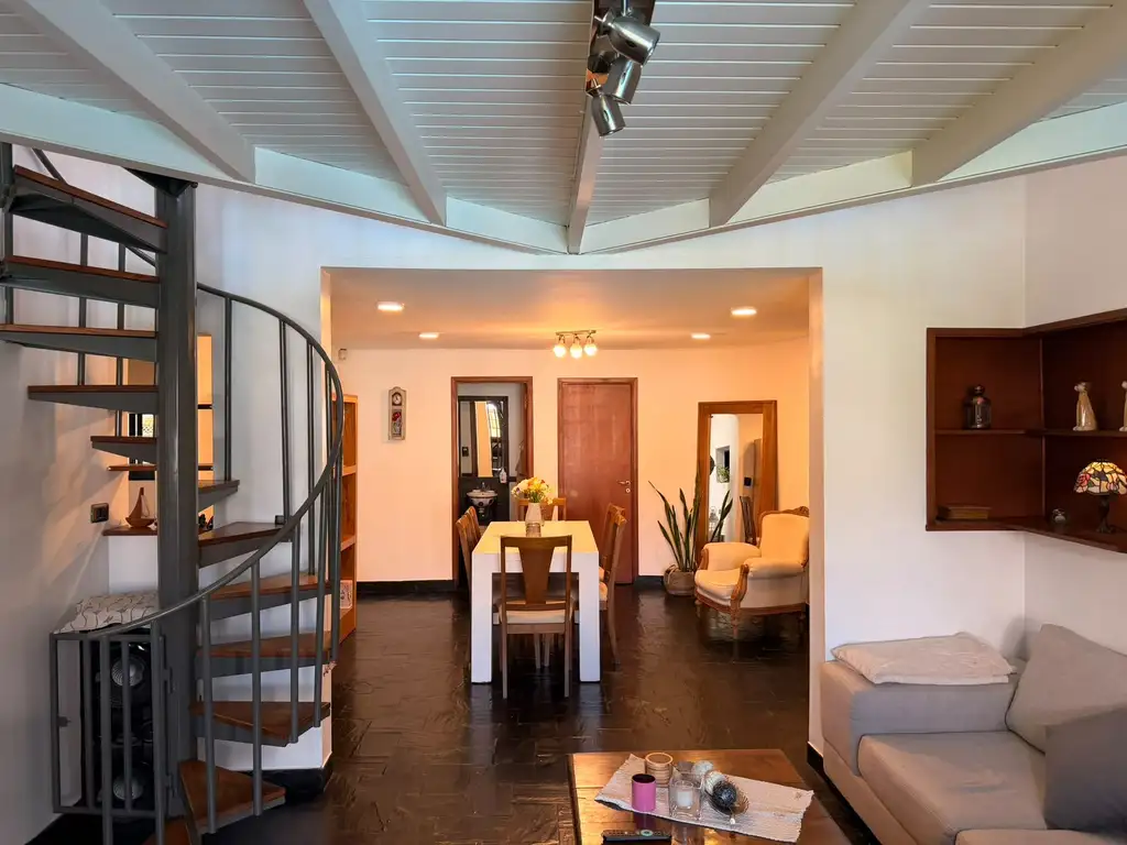 Casa de 4 dormitorios con patio y cocheras en alquiler en City Bell sobre Calle 14 [Cod: 161-1725]