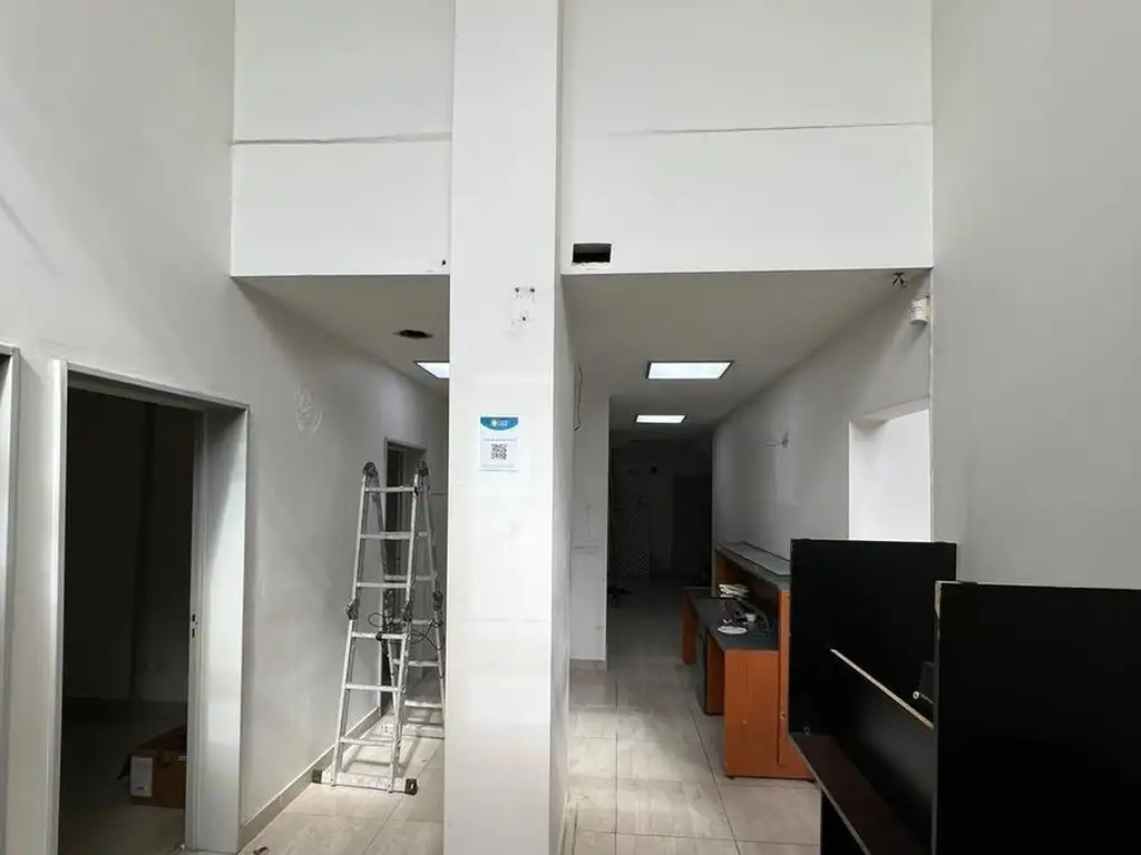 Foto de Excelente Local en 2 Plantas 170 m2 total - a Metro de Peatonal Belgrano, imagen 1