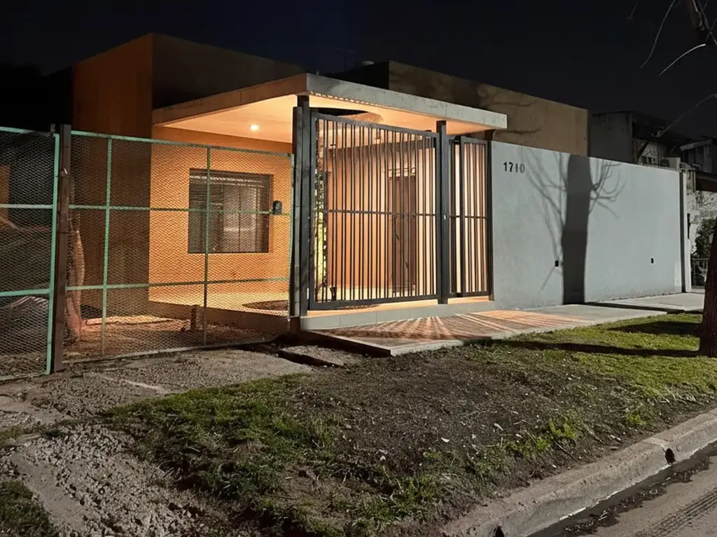 Foto de Casa en venta c/ cochera en Castelar, imagen 1