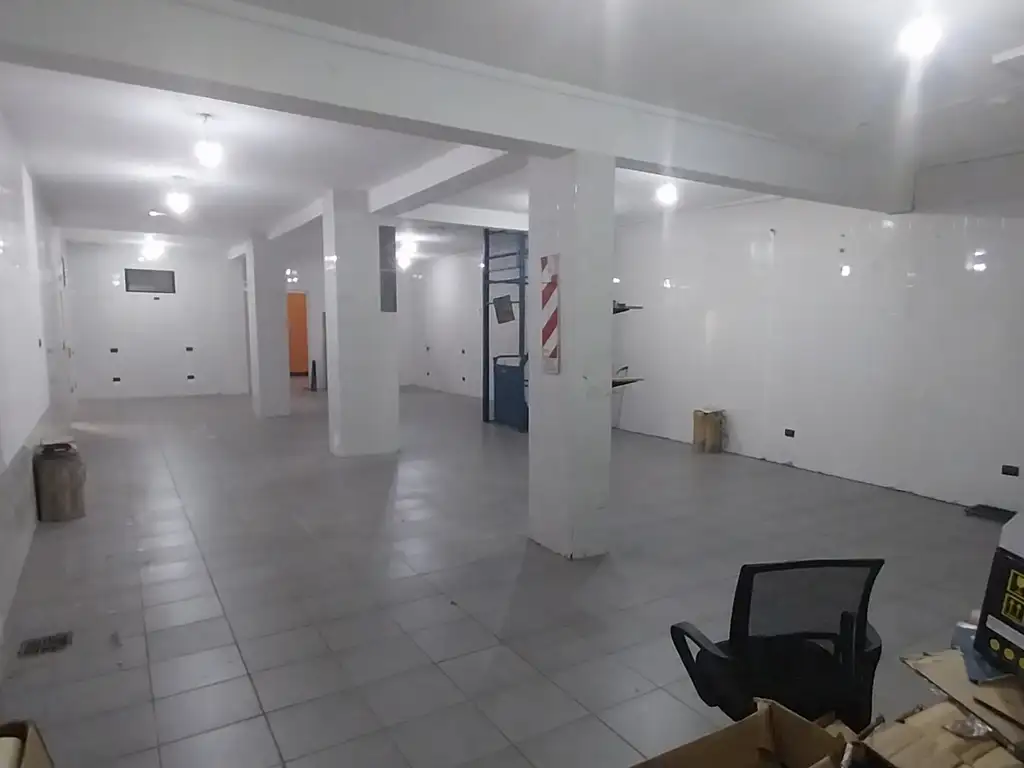 Foto de Inmueble de Local 190m2 en P.B. y Oficinas 180m2 en P.A. todo destino, imagen 4