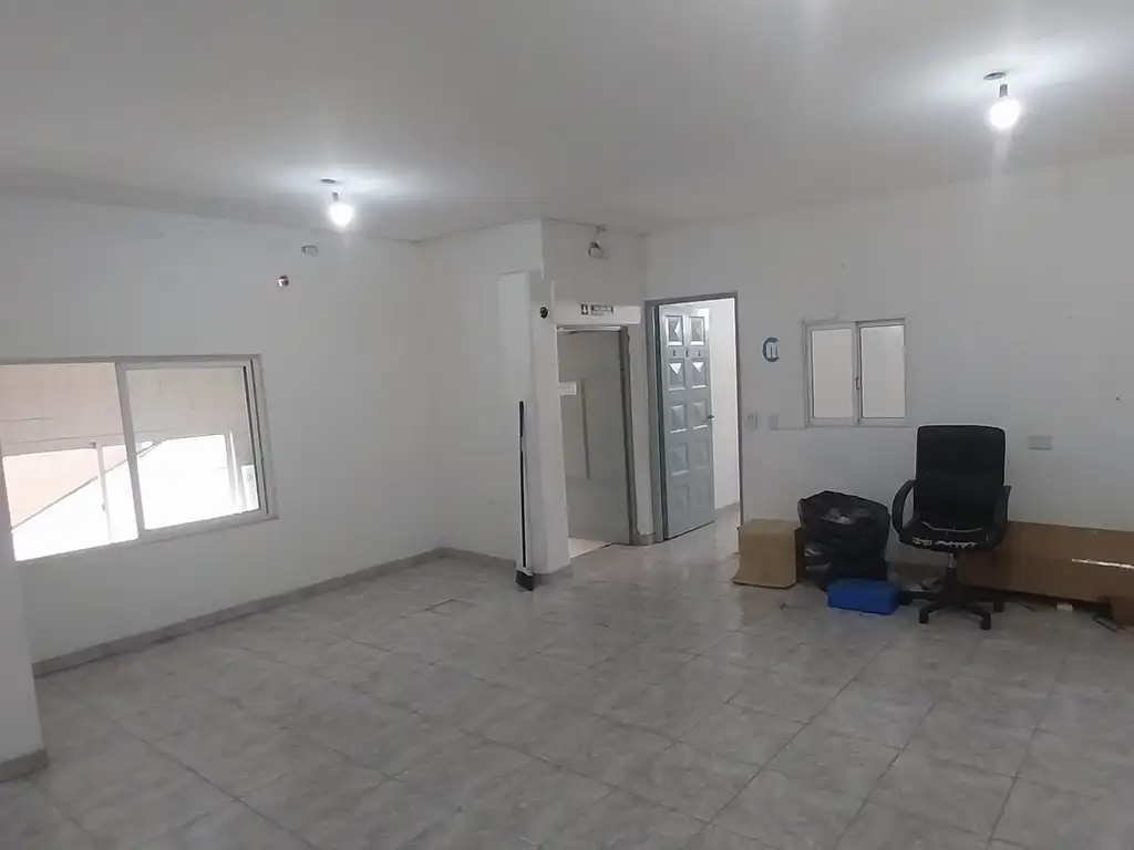Foto de Inmueble de Local 190m2 en P.B. y Oficinas 180m2 en P.A. todo destino, imagen 2