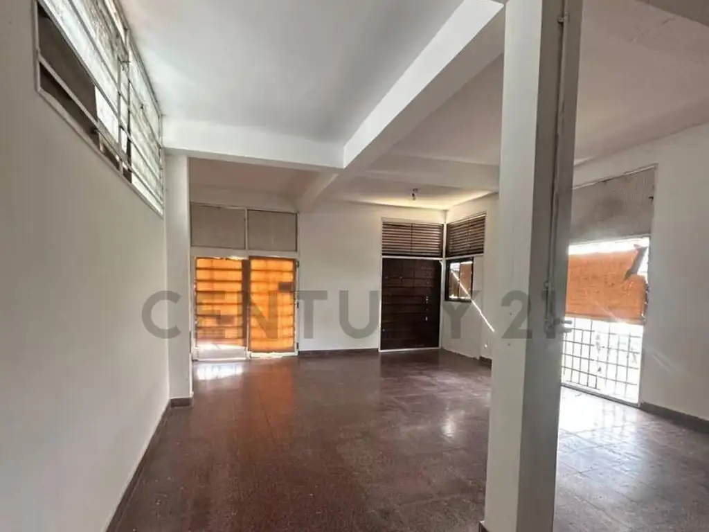 Foto de Local Comercial en Alquiler en Los Hornos, imagen 1