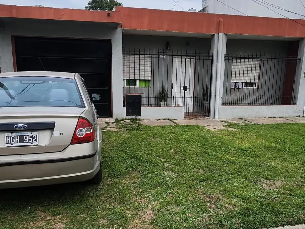 Foto de EXCELENTE CASA DE 3 AMBIENTES CON COCHERA Y JARDIN, imagen 2