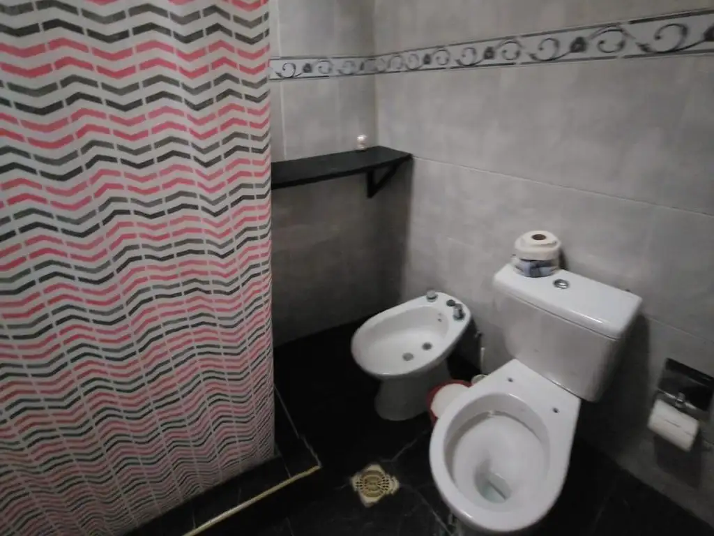 Foto de EXCELENTE CASA DE 3 AMBIENTES CON COCHERA Y JARDIN, imagen 1