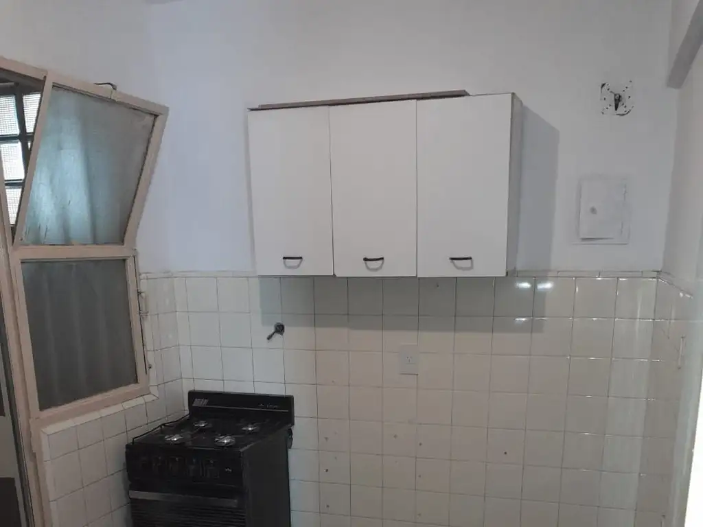 Foto de DEPARTAMENTO 2 AMBIENTES AL FRENTE CON BALCON POR ESCALERA - 45 METROS, imagen 3