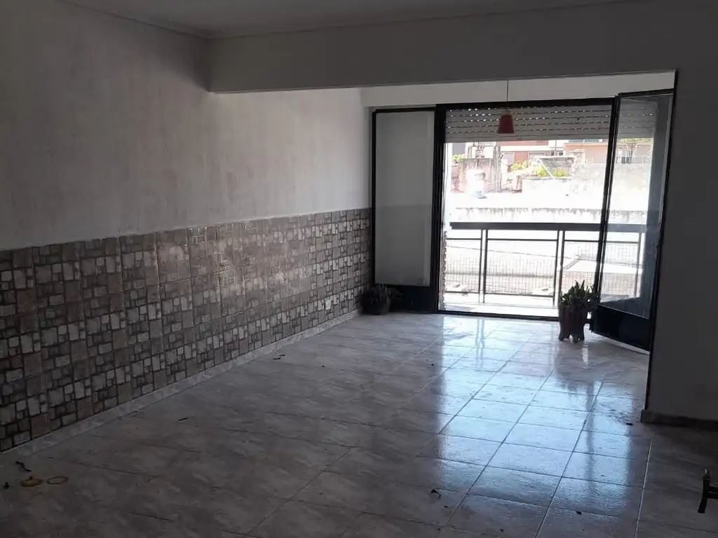 Foto de DEPARTAMENTO 2 AMBIENTES AL FRENTE CON BALCON POR ESCALERA - 45 METROS, imagen 4