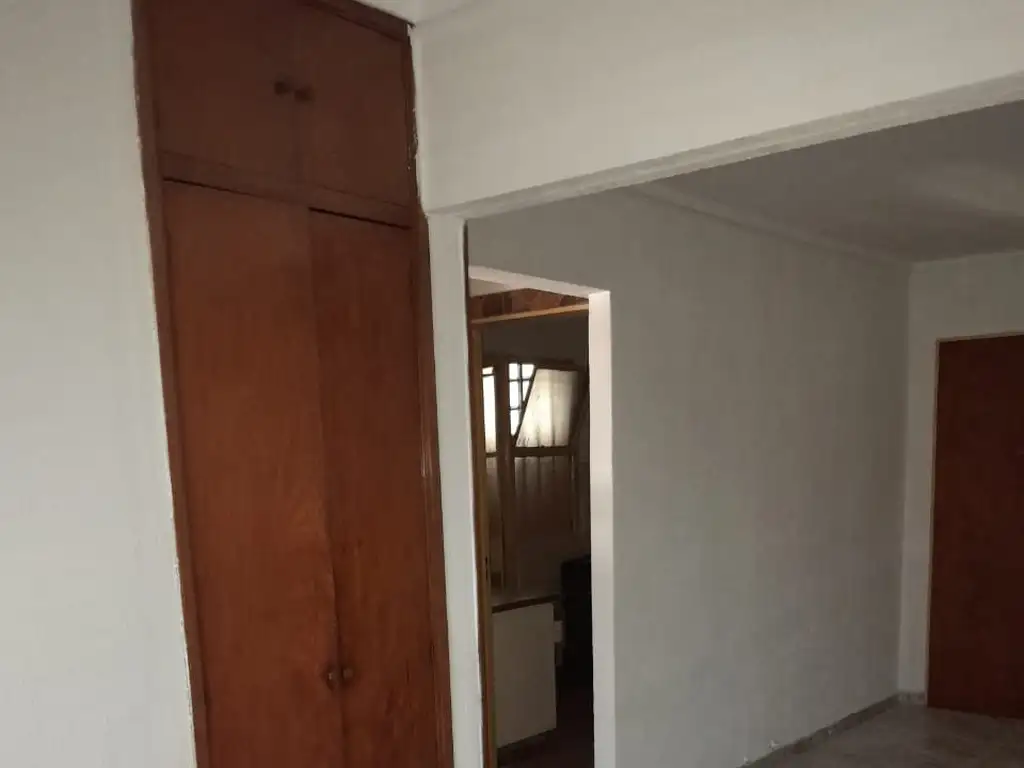 Foto de DEPARTAMENTO 2 AMBIENTES AL FRENTE CON BALCON POR ESCALERA - 45 METROS, imagen 1