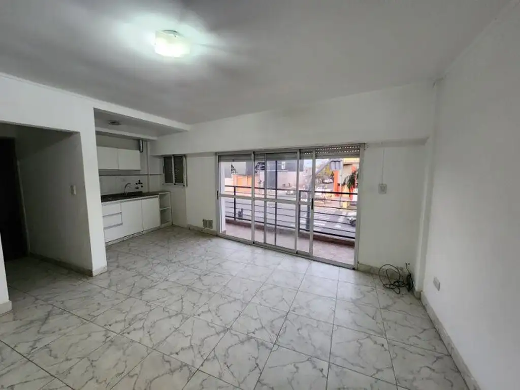 Foto de DEPARTAMENTO SOBRE AVENIDA, imagen 1