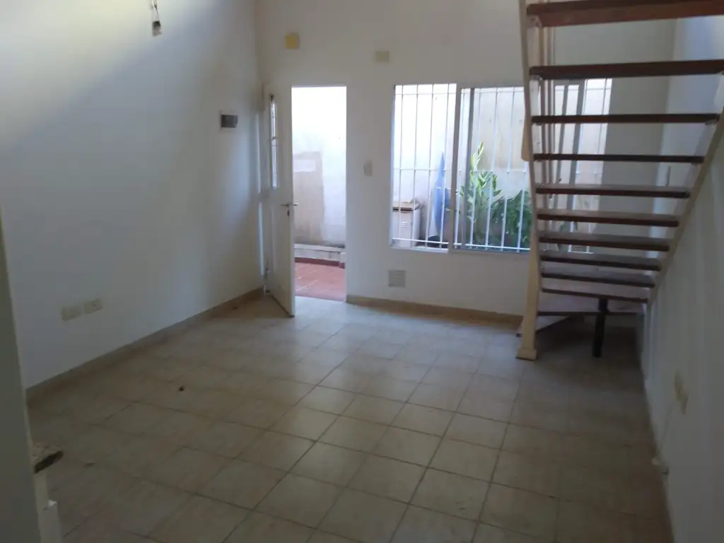 Foto de PH 2 AMBIENTES TIPO LOFT. EN ALQUILER EN 2 PLANTAS. EN CASEROS., imagen 1