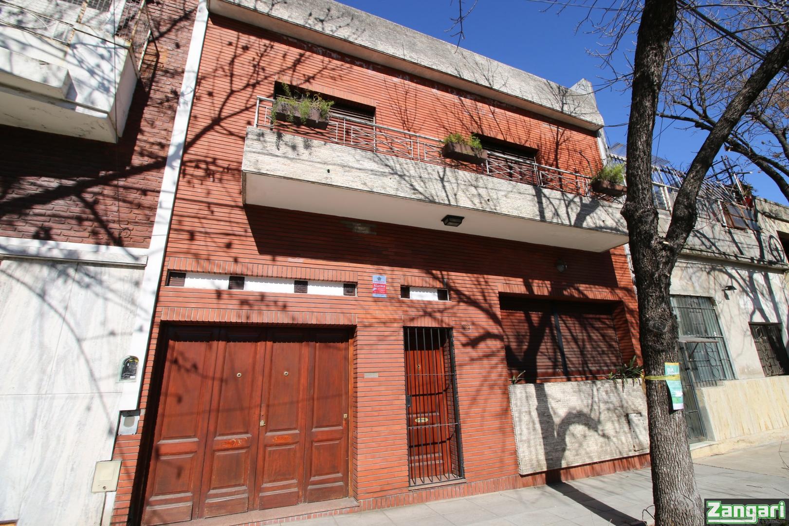 Foto de CASA 2 PTAS 5 AMB GJE FONDO JARDIN PATIO TZA 8.95X23 MTS-PARQUE, imagen 4