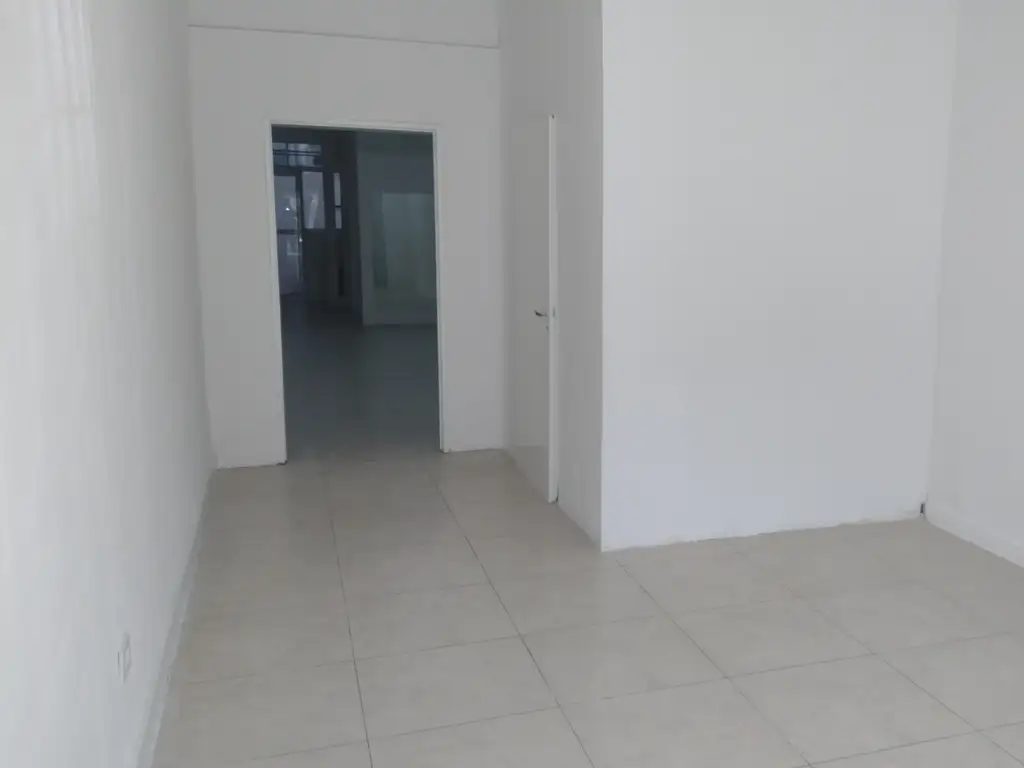 Foto de Amplio local en via publica. 3 baños, imagen 1