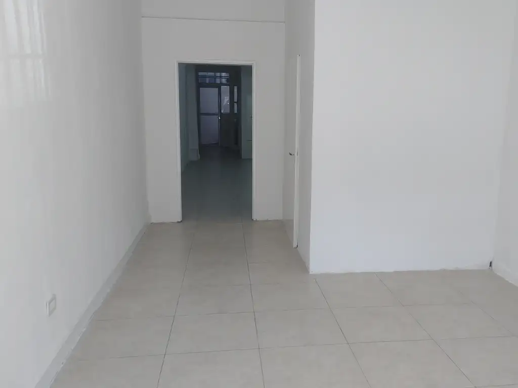 Foto de Amplio local en via publica. 3 baños, imagen 3