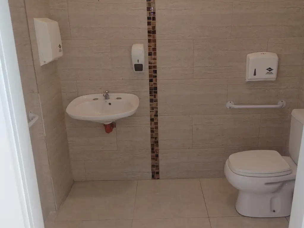 Foto de Amplio local en via publica. 3 baños, imagen 2
