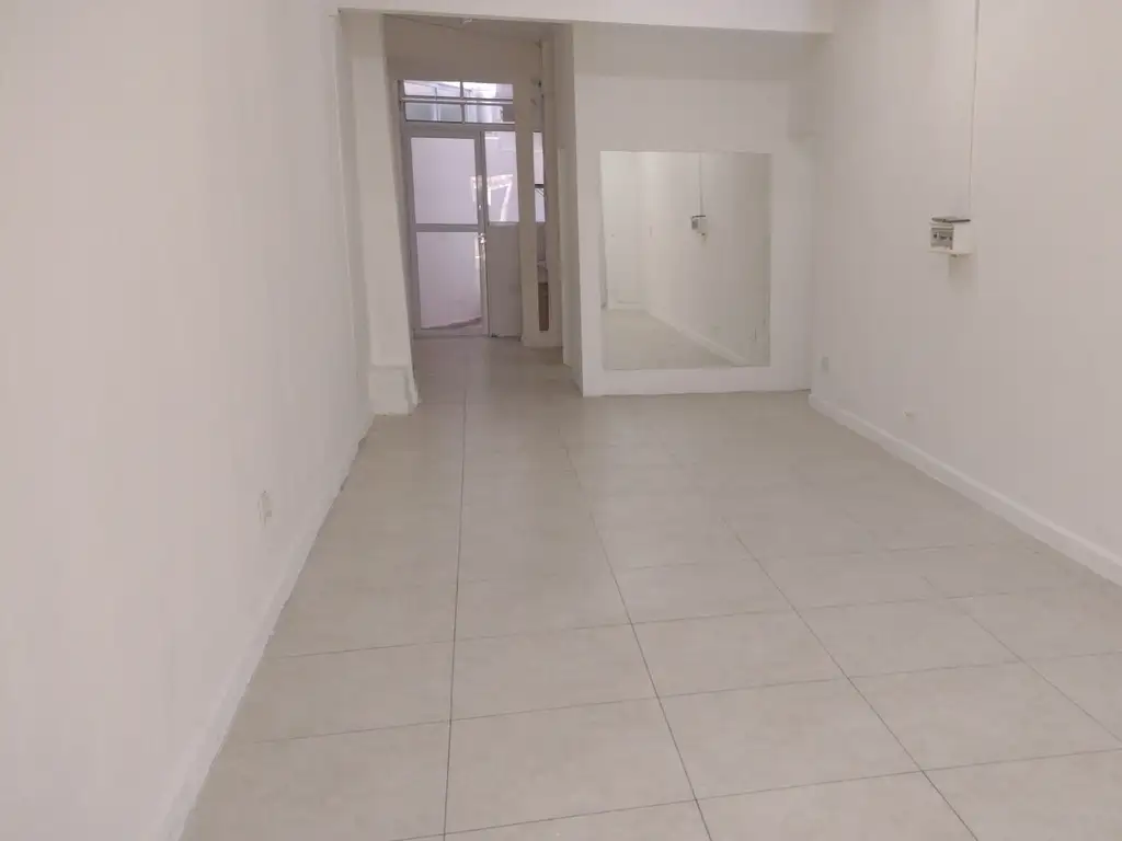 Foto de Amplio local en via publica. 3 baños, imagen 4
