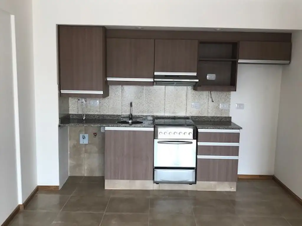 Foto de DEPARTAMENTO DE 3 AMBIENTES AL FRENTE CON BALCON EXCELENTE VISTA PISO, imagen 1