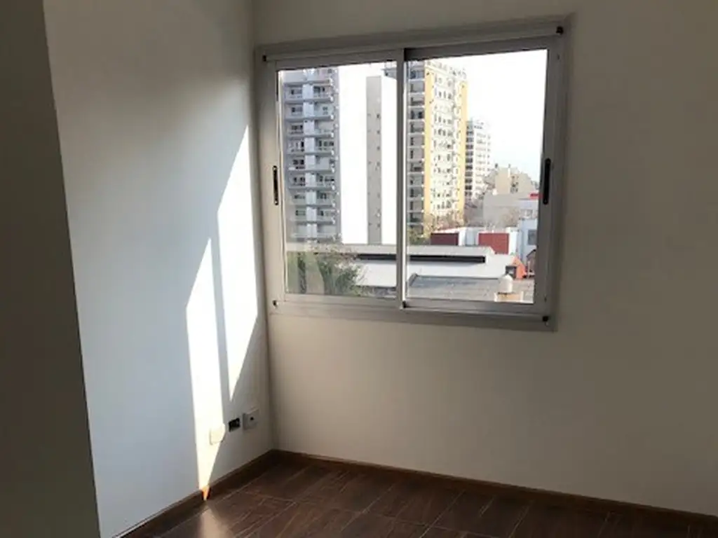 Foto de DEPARTAMENTO DE 3 AMBIENTES AL FRENTE CON BALCON EXCELENTE VISTA PISO, imagen 2