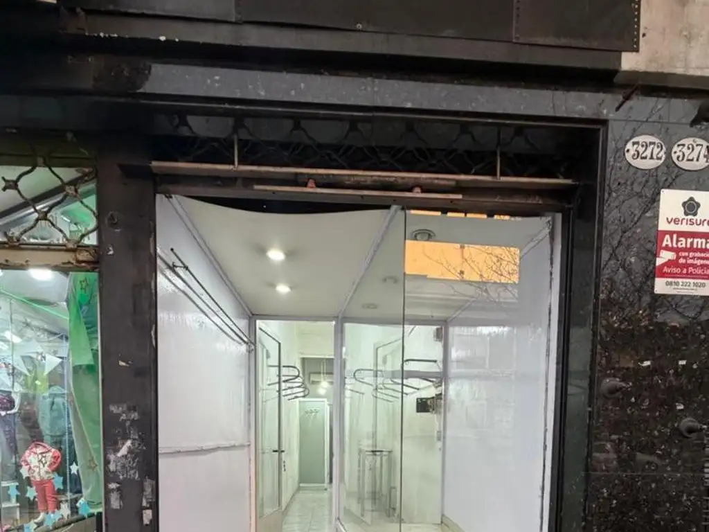 Foto de LOCAL 20m2 de 2x10 CON VIDRIERA Y PERCIANA, imagen 3