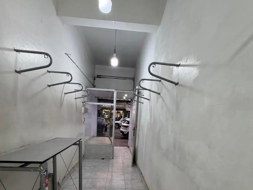 Foto de LOCAL 20m2 de 2x10 CON VIDRIERA Y PERCIANA, imagen 2