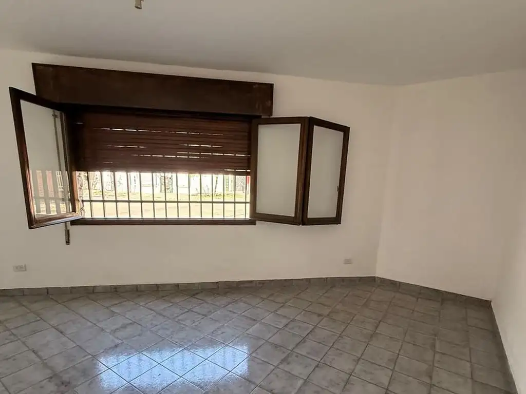 Foto de Casa. 3 Dormitorios con cochera en barrio Parque., imagen 2