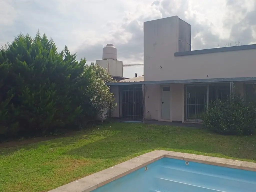 Foto de Alquiler de amplia casa - 3 Dormitorios - Pileta - ibarlucea, imagen 1
