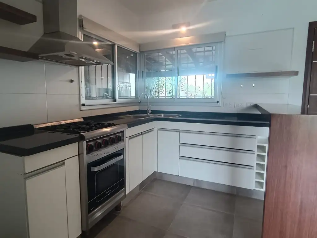 Foto de Alquiler de amplia casa - 3 Dormitorios - Pileta - ibarlucea, imagen 2