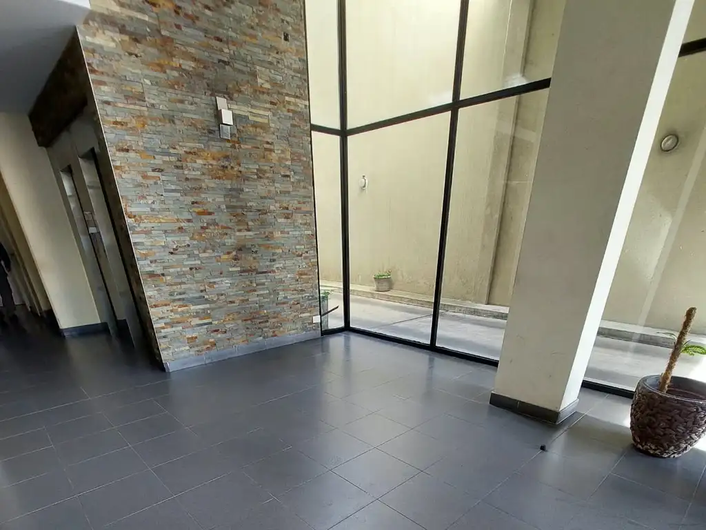 DEPARTAMENTO 2 AMBIENTES CON BALCON - COCHERA - SUM -