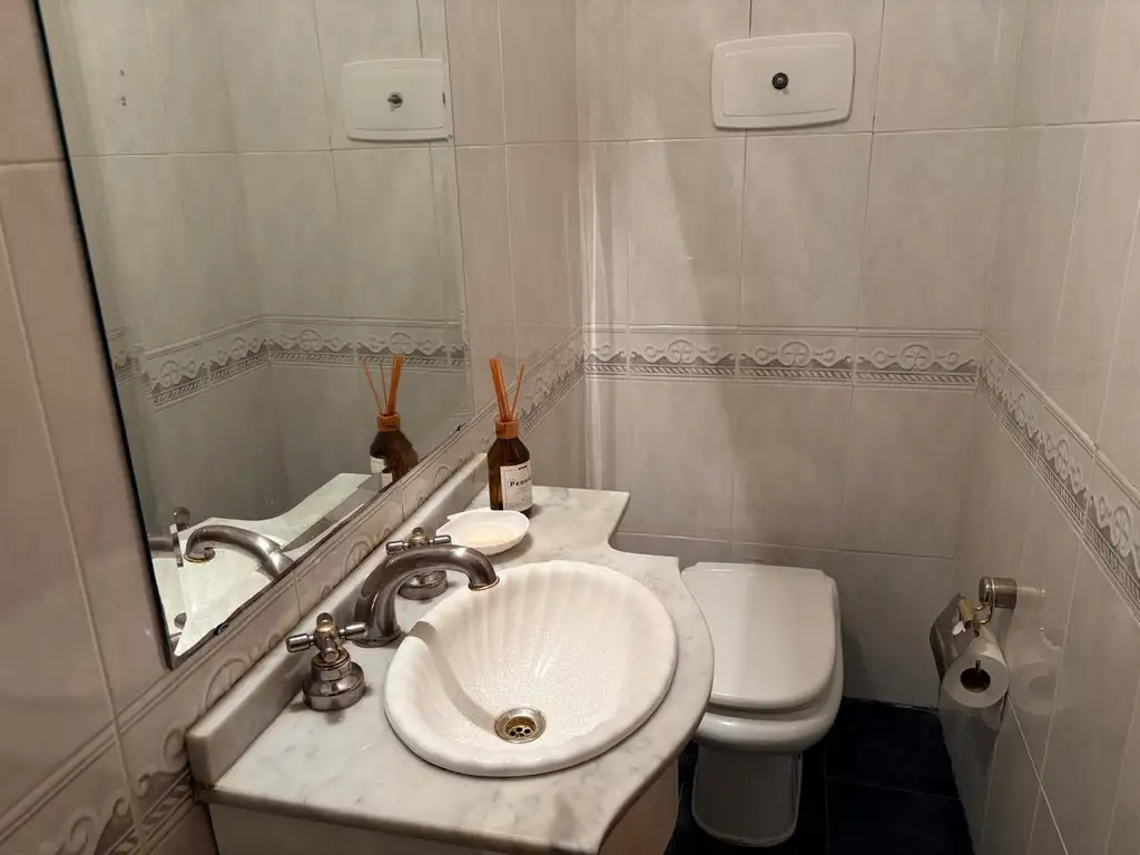 Foto de IMPONENTE CASA 6 AMB. c/ COCHERA, JARDIN y QUINCHO, imagen 3