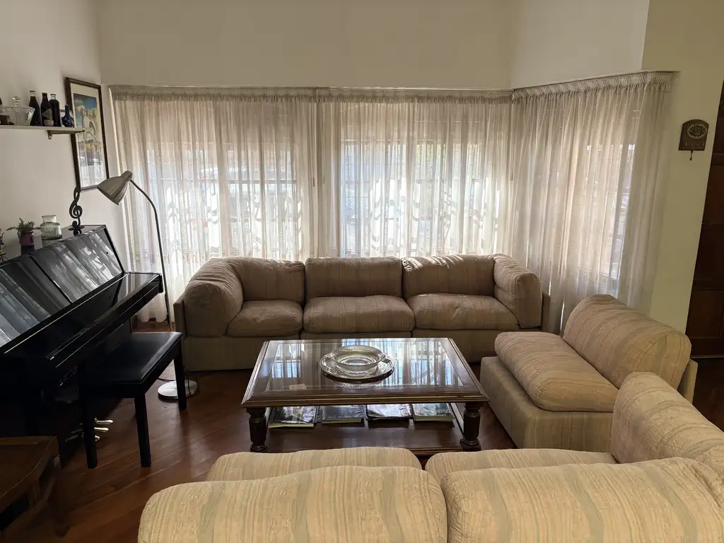 Foto de IMPONENTE CASA 6 AMB. c/ COCHERA, JARDIN y QUINCHO, imagen 2