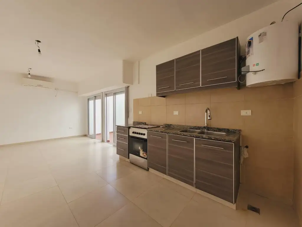 Foto de Departamento monoambiente con patio en PB, imagen 1
