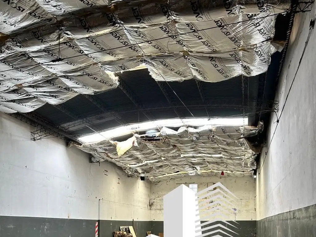 Foto de ALQUILER - RAMOS MEJIA - GALPON 580 m2 CON OFICINA - VESTUARIOS, imagen 1