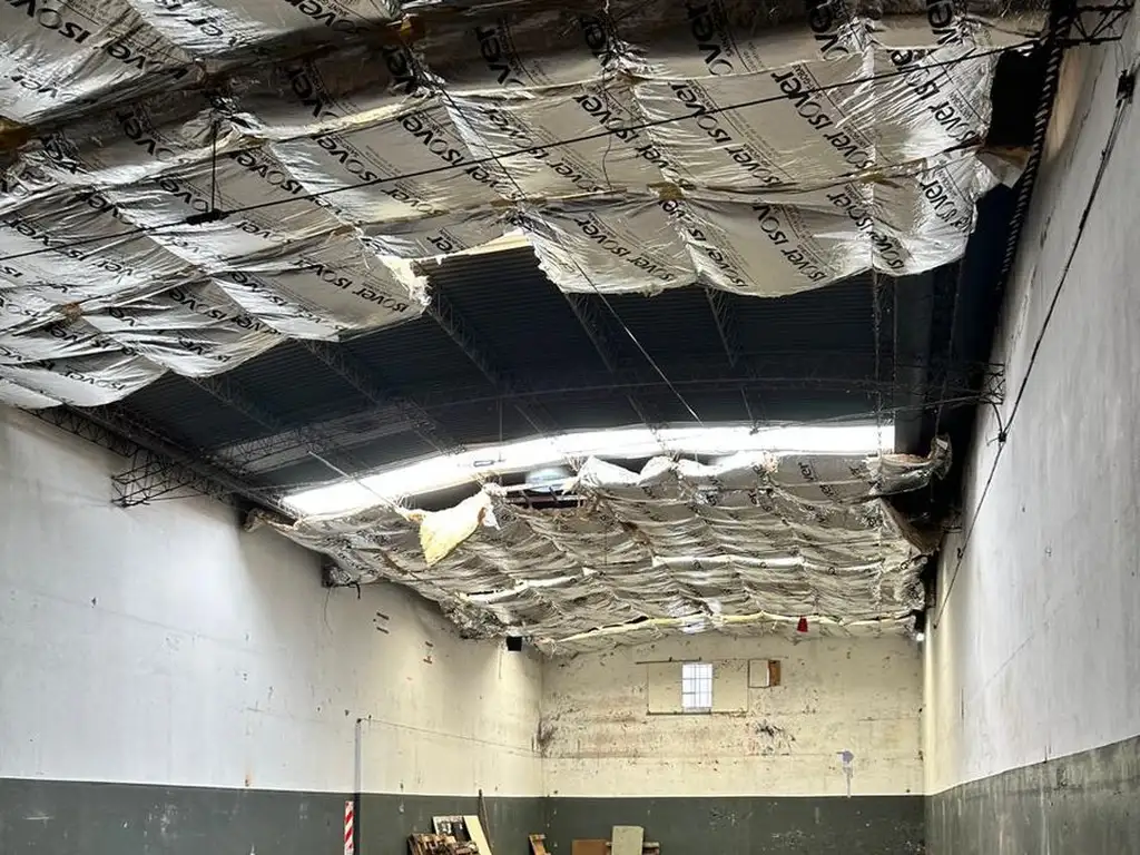 Foto de ALQUILER - RAMOS MEJIA - GALPON 580 m2 CON OFICINA - VESTUARIOS, imagen 2