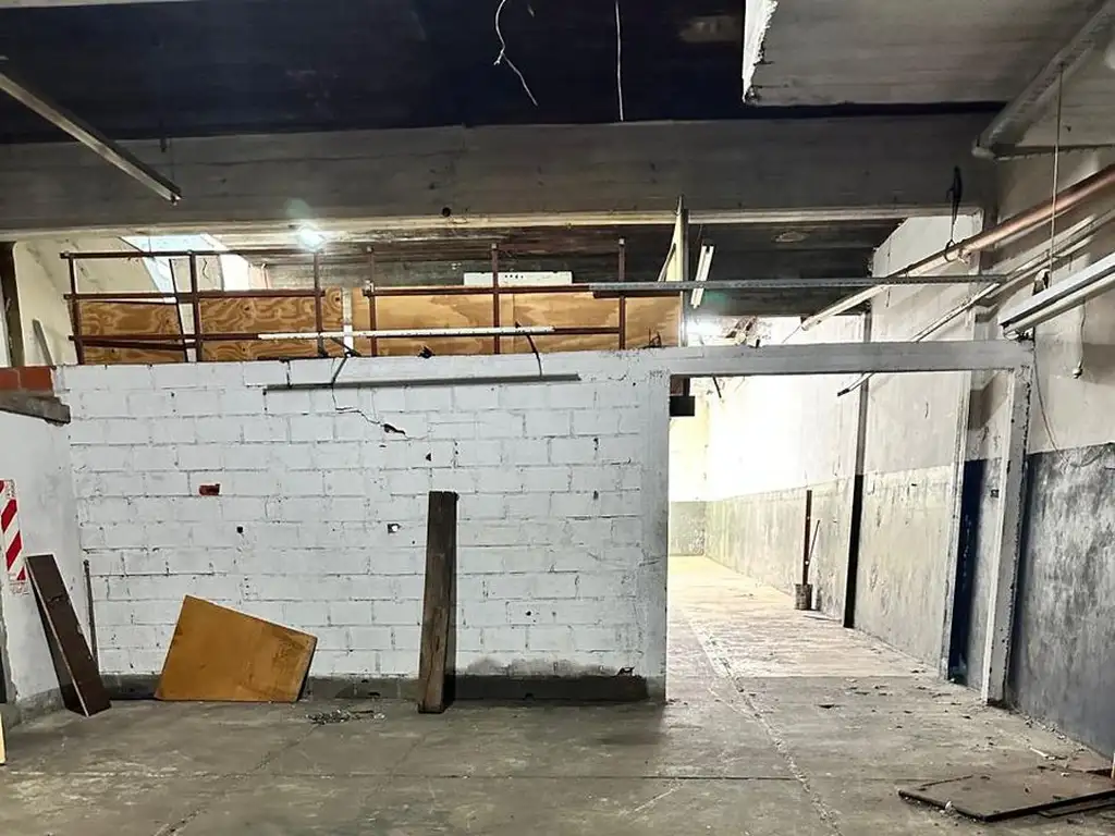 Foto de ALQUILER - RAMOS MEJIA - GALPON 580 m2 CON OFICINA - VESTUARIOS, imagen 3