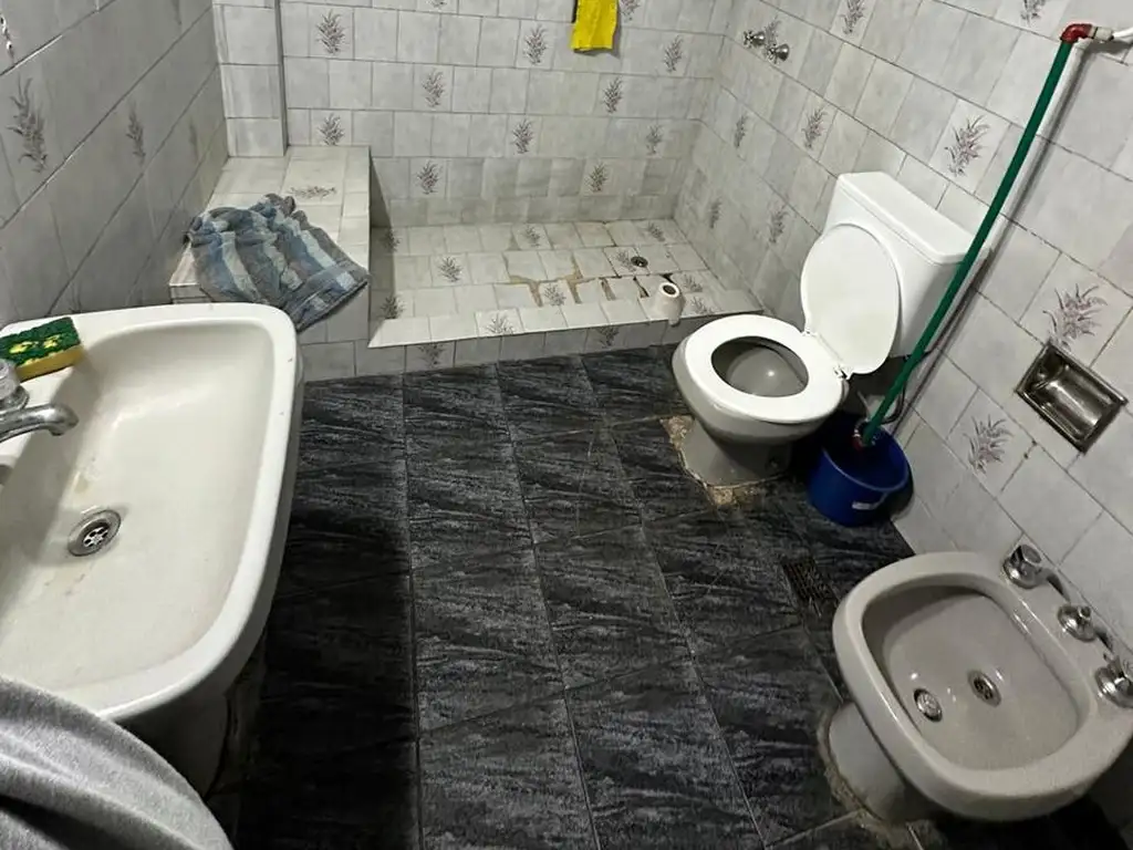 Foto de ALQUILER - RAMOS MEJIA - GALPON 580 m2 CON OFICINA - VESTUARIOS, imagen 4