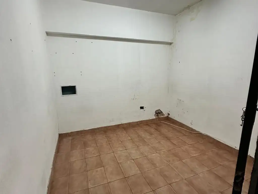 Foto de ALQUILER - RAMOS MEJIA - GALPON 580 m2 CON OFICINA - VESTUARIOS, imagen 5