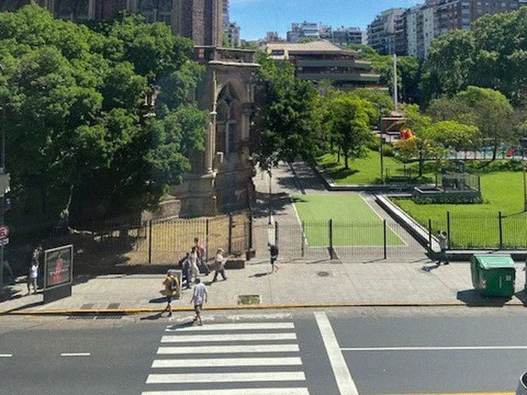Foto de 2 AMBIENTES AL FRENTE CON VISTA ABIERTA A LA PLAZA, EXCELENTE ESTADO, imagen 1