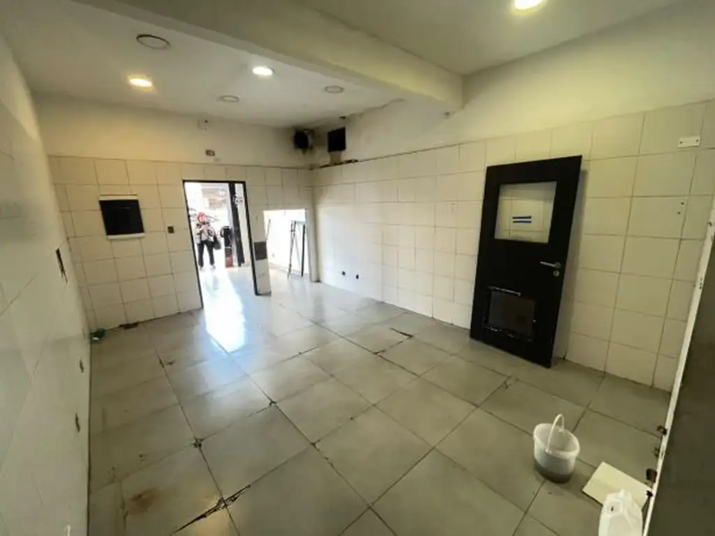 Foto de ALQUILER DE LOCAL Av. J. B. Alberdi al 5400, imagen 4