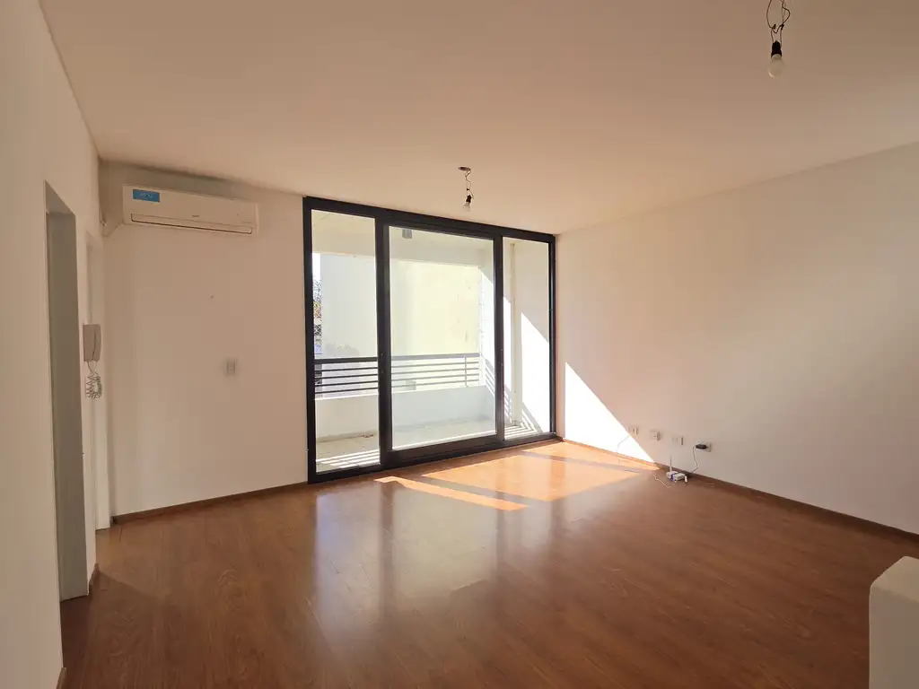 Foto de Departamento de 2 ambientes con balcón. Muy luminoso. Con cochera., imagen 1
