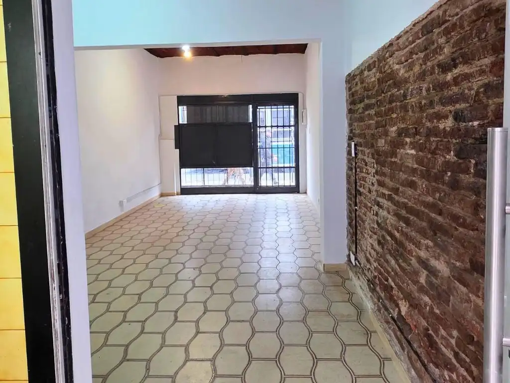 Foto de Local en alquiler con patio y depósito – Caseros Centro., imagen 1