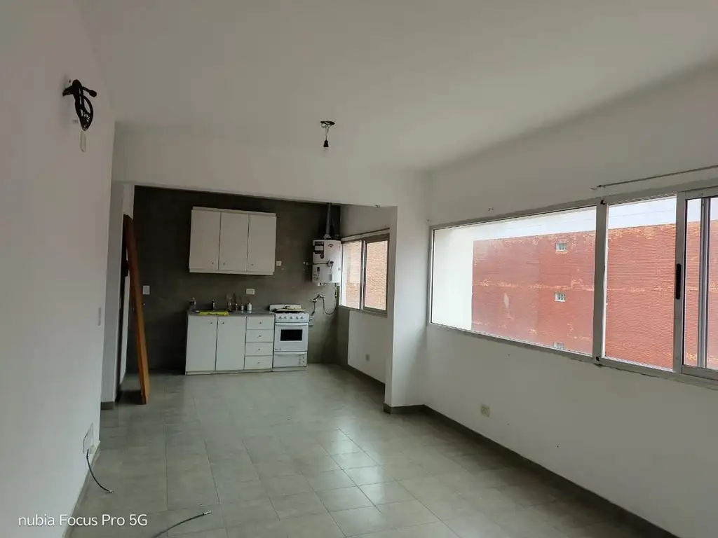 Foto de AMPL LUMI MONOAMBIENTE DIVISIBLE A MTS AV GAONA SIN EXPENSA, imagen 2