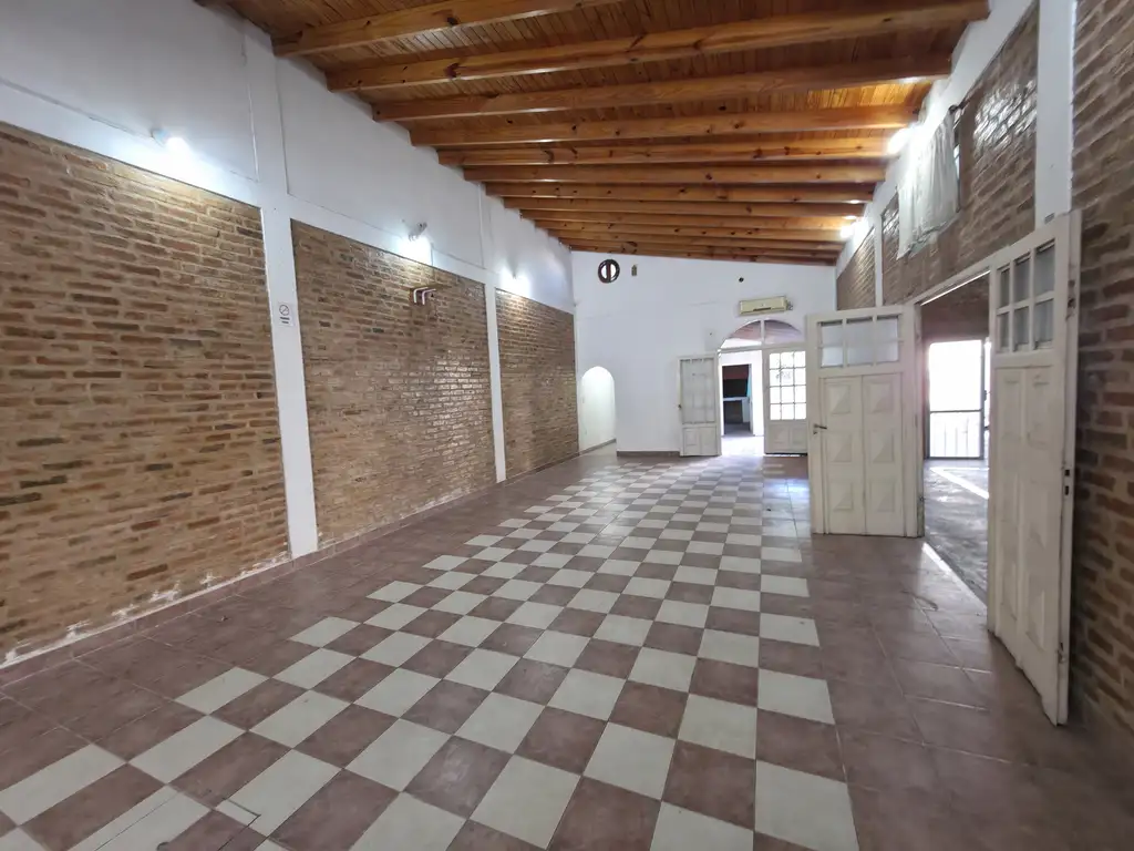 Foto de Gran salon con destino comercial - 2 baños - Berazategui - 200m2, imagen 1