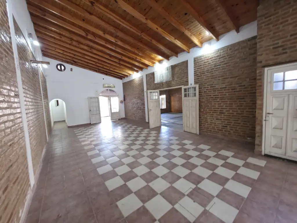 Foto de Gran salon con destino comercial - 2 baños - Berazategui - 200m2, imagen 2