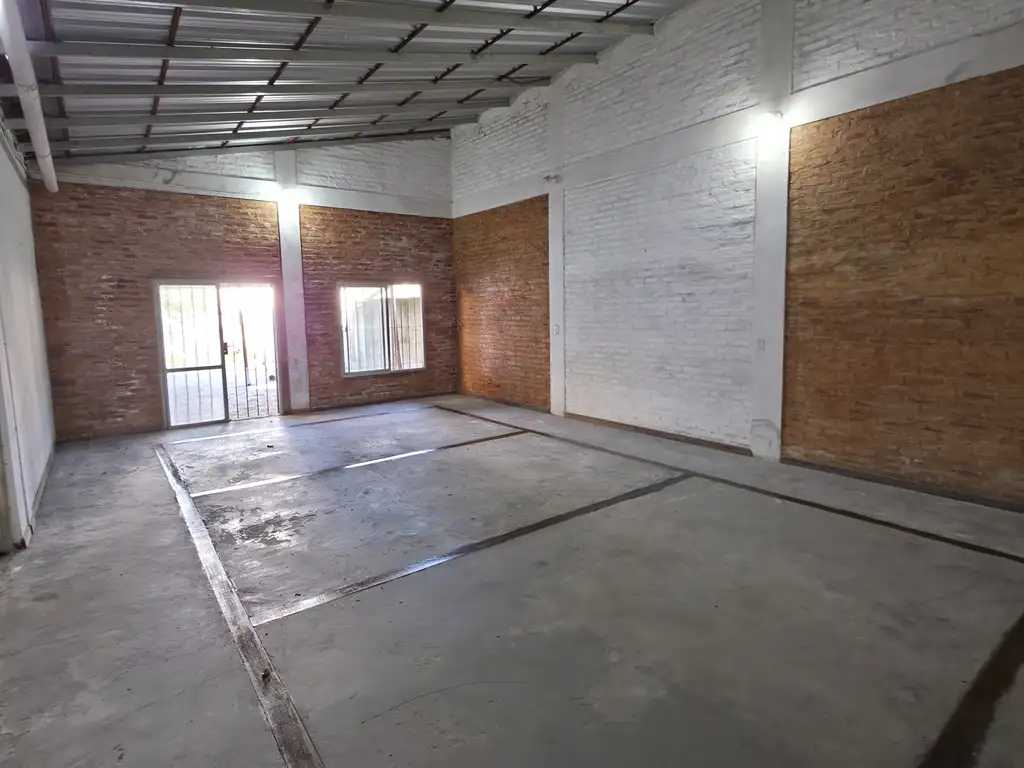Foto de Gran salon con destino comercial - 2 baños - Berazategui - 200m2, imagen 3