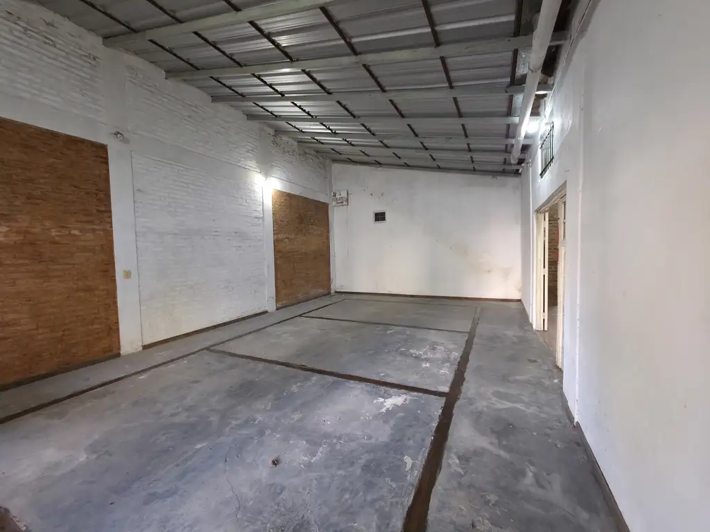 Foto de Gran salon con destino comercial - 2 baños - Berazategui - 200m2, imagen 5