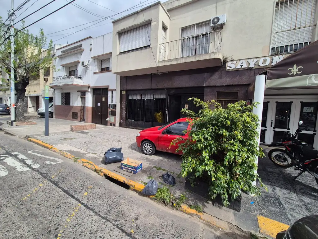 Foto de LOCAL COMERCIAL – 94 m² – AV. HIPÓLITO YRIGOYEN Av. Hipólito Yrigoyen, imagen 1