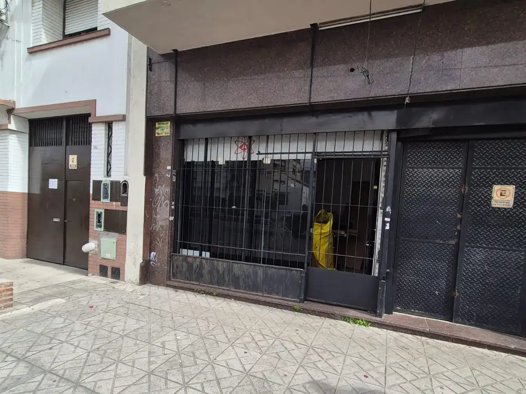 Foto de LOCAL COMERCIAL – 94 m² – AV. HIPÓLITO YRIGOYEN Av. Hipólito Yrigoyen, imagen 2