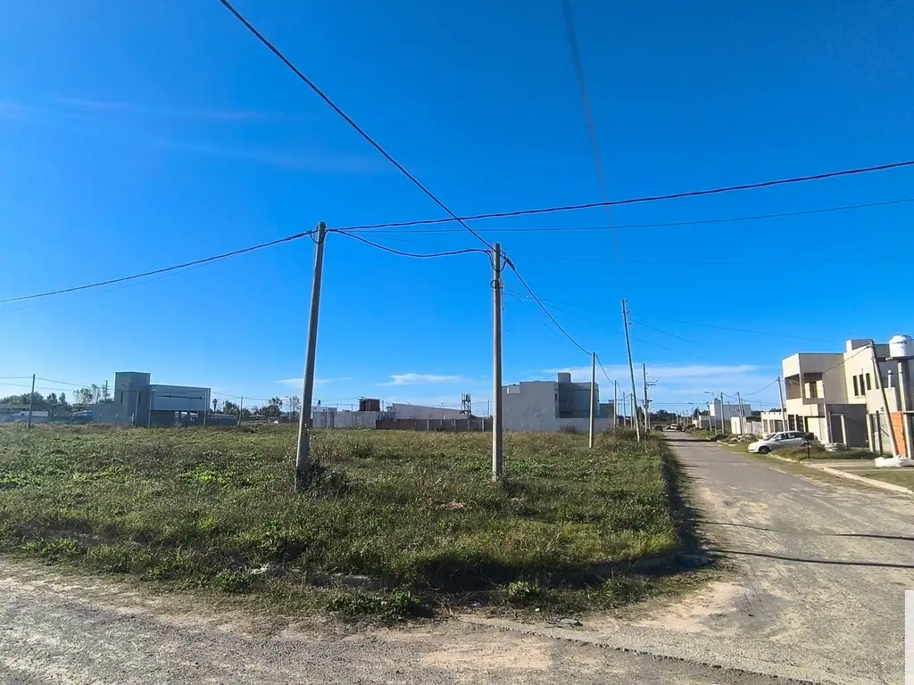Foto de Terreno / Lote en venta Calle 6 esq. 629 bis Sup. 335m2 -- Villa Elvira-, imagen 1