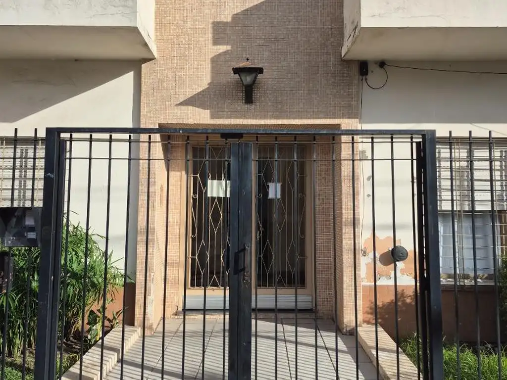 Foto de DEPARTAMENTO DOS AMB. AL CONTRAFRENTE 1° PISO POR ESCALERA, imagen 1