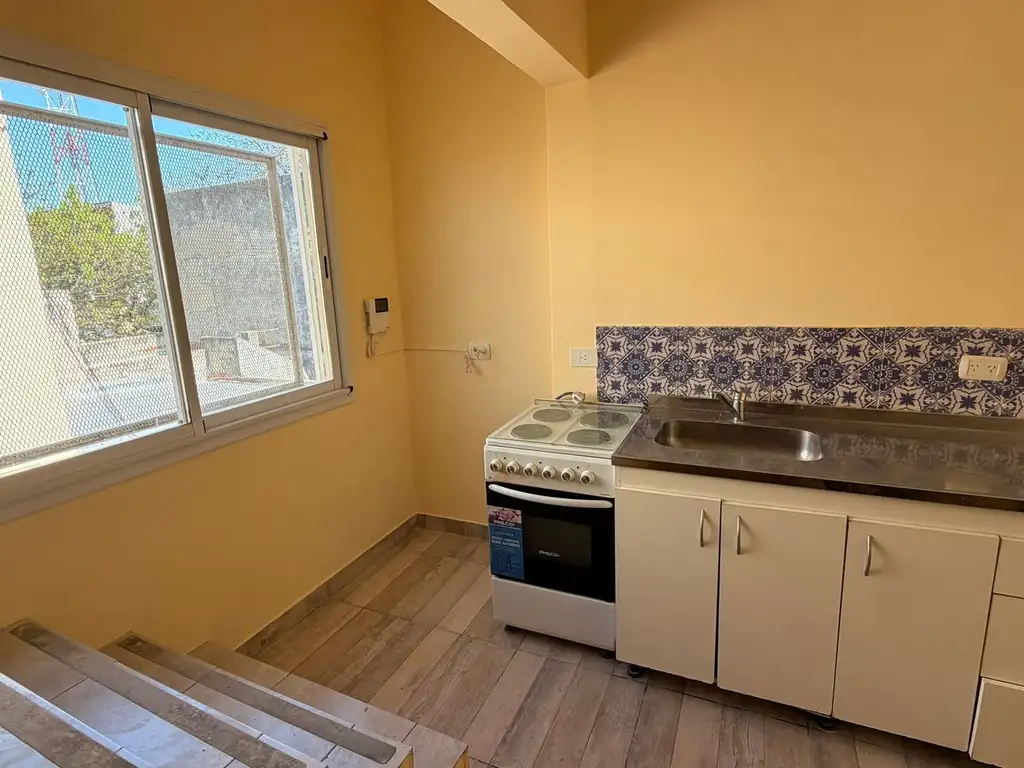 Foto de Alquiler - PH 3 ambientes en 3 plantas con terraza privada - Monte, imagen 3