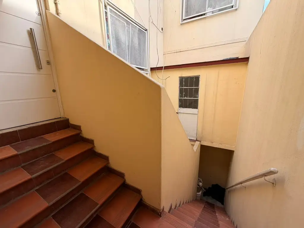Foto de Alquiler - PH 3 ambientes en 3 plantas con terraza privada - Monte, imagen 2